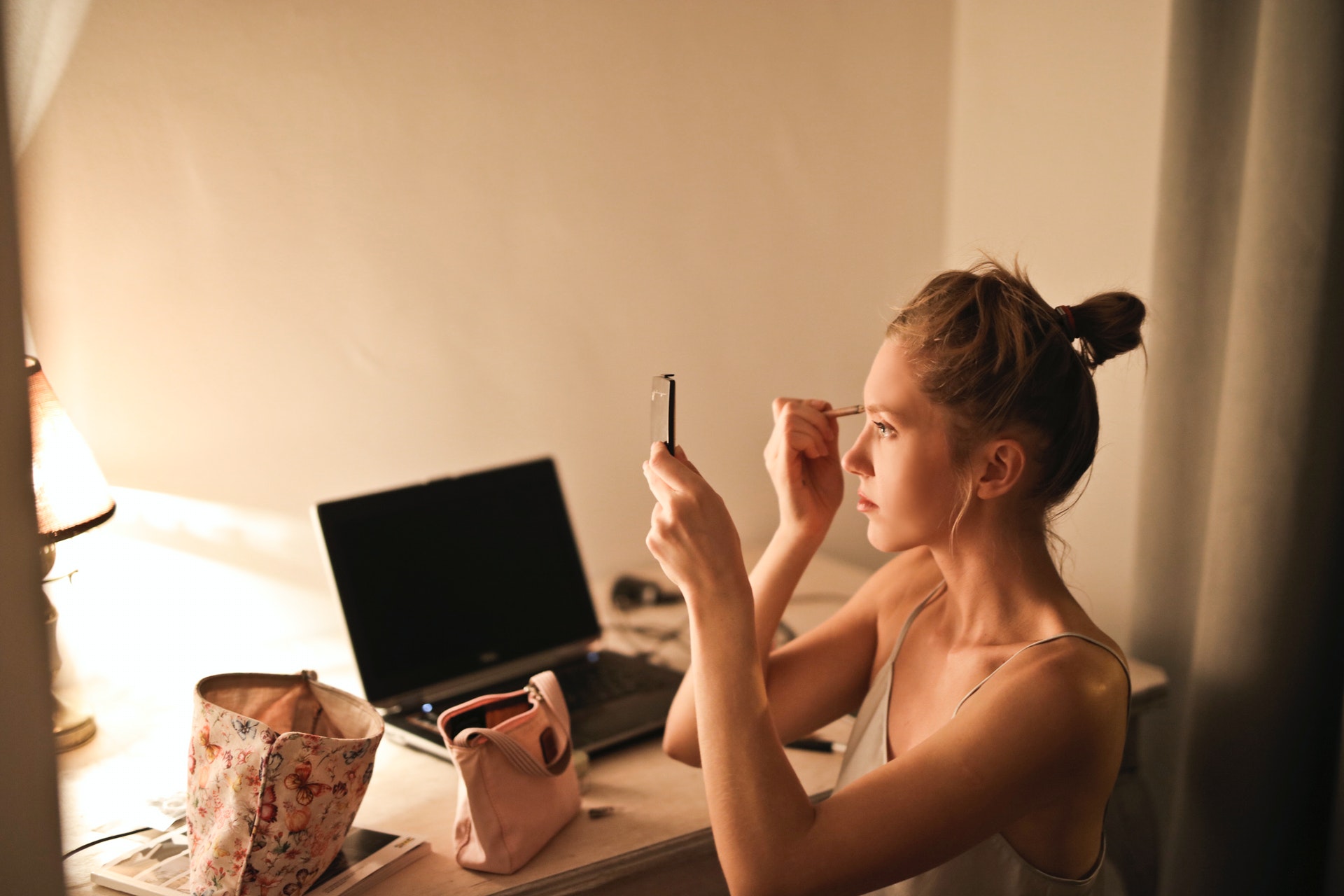 girl using makeup